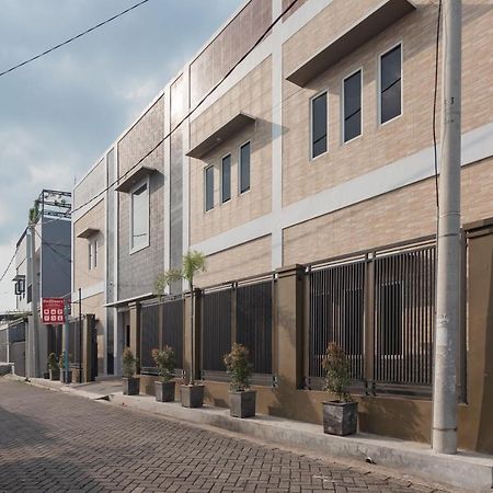 Reddoorz Plus Syariah @ Tuparev Cirebon 3 Dış mekan fotoğraf
