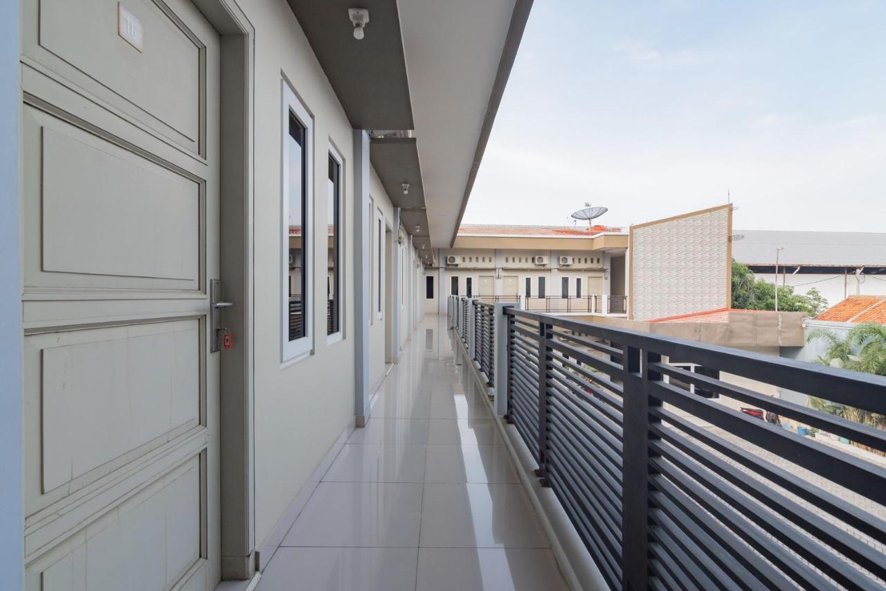 Reddoorz Plus Syariah @ Tuparev Cirebon 3 Dış mekan fotoğraf