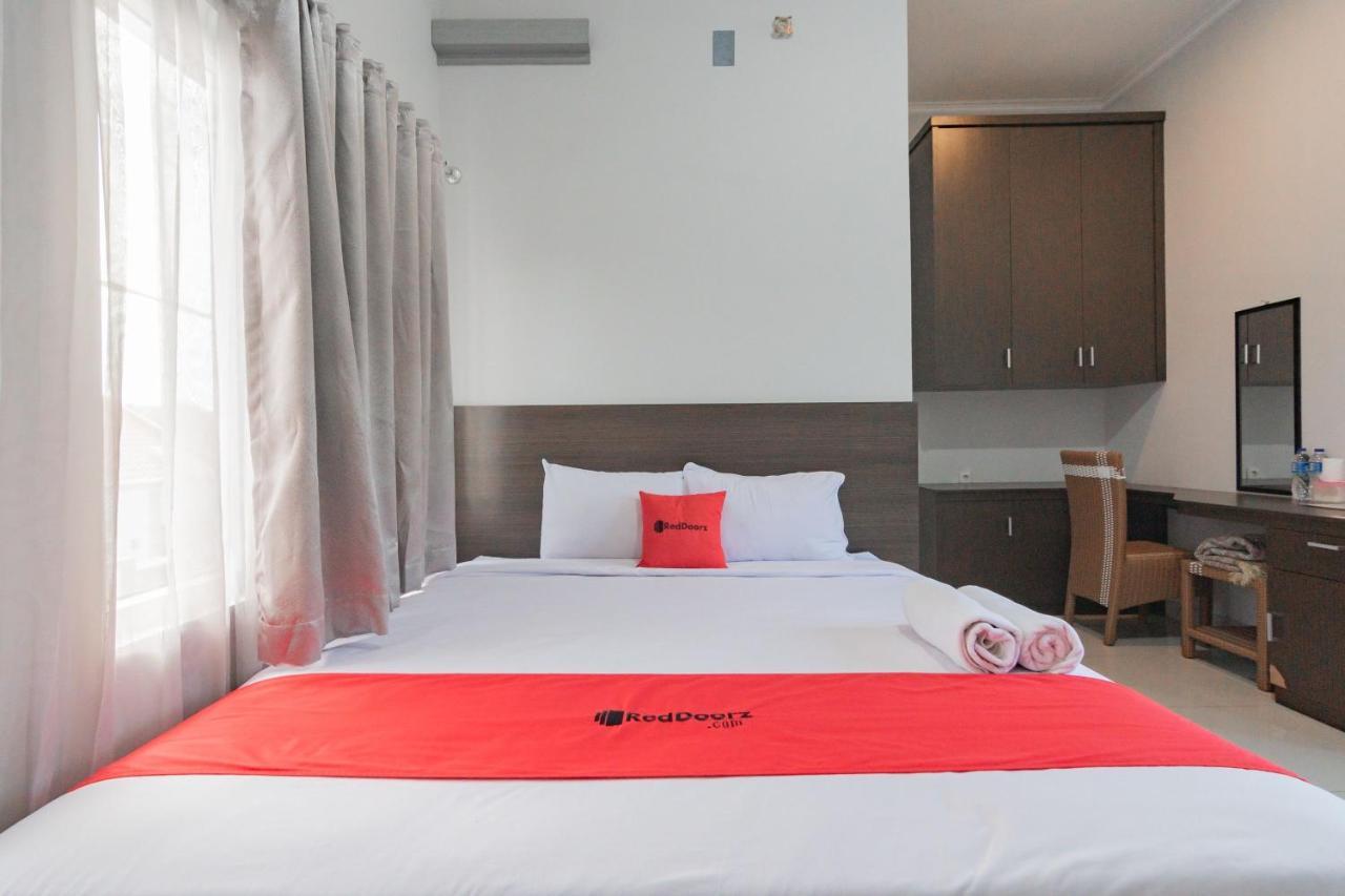 Reddoorz Plus Syariah @ Tuparev Cirebon 3 Dış mekan fotoğraf