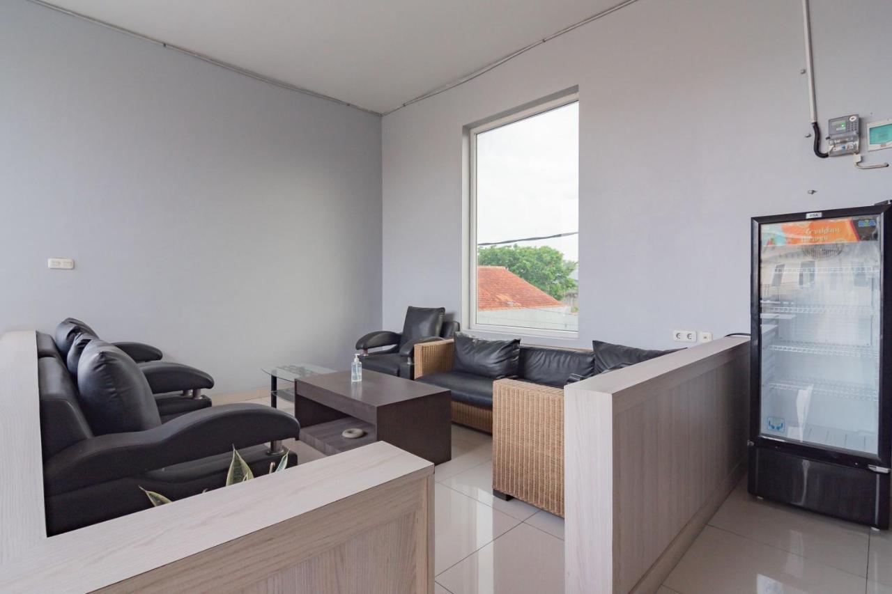 Reddoorz Plus Syariah @ Tuparev Cirebon 3 Dış mekan fotoğraf