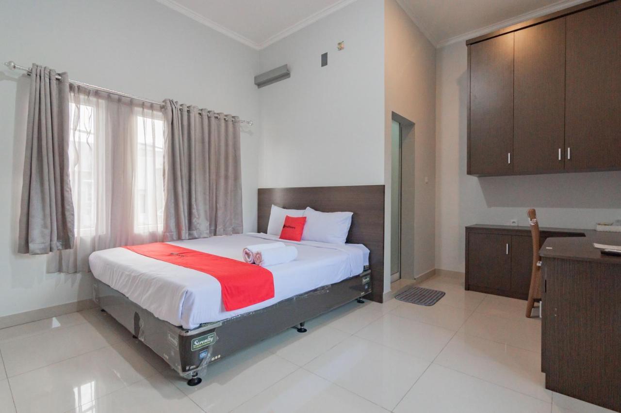 Reddoorz Plus Syariah @ Tuparev Cirebon 3 Dış mekan fotoğraf