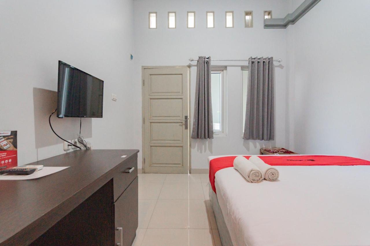 Reddoorz Plus Syariah @ Tuparev Cirebon 3 Dış mekan fotoğraf