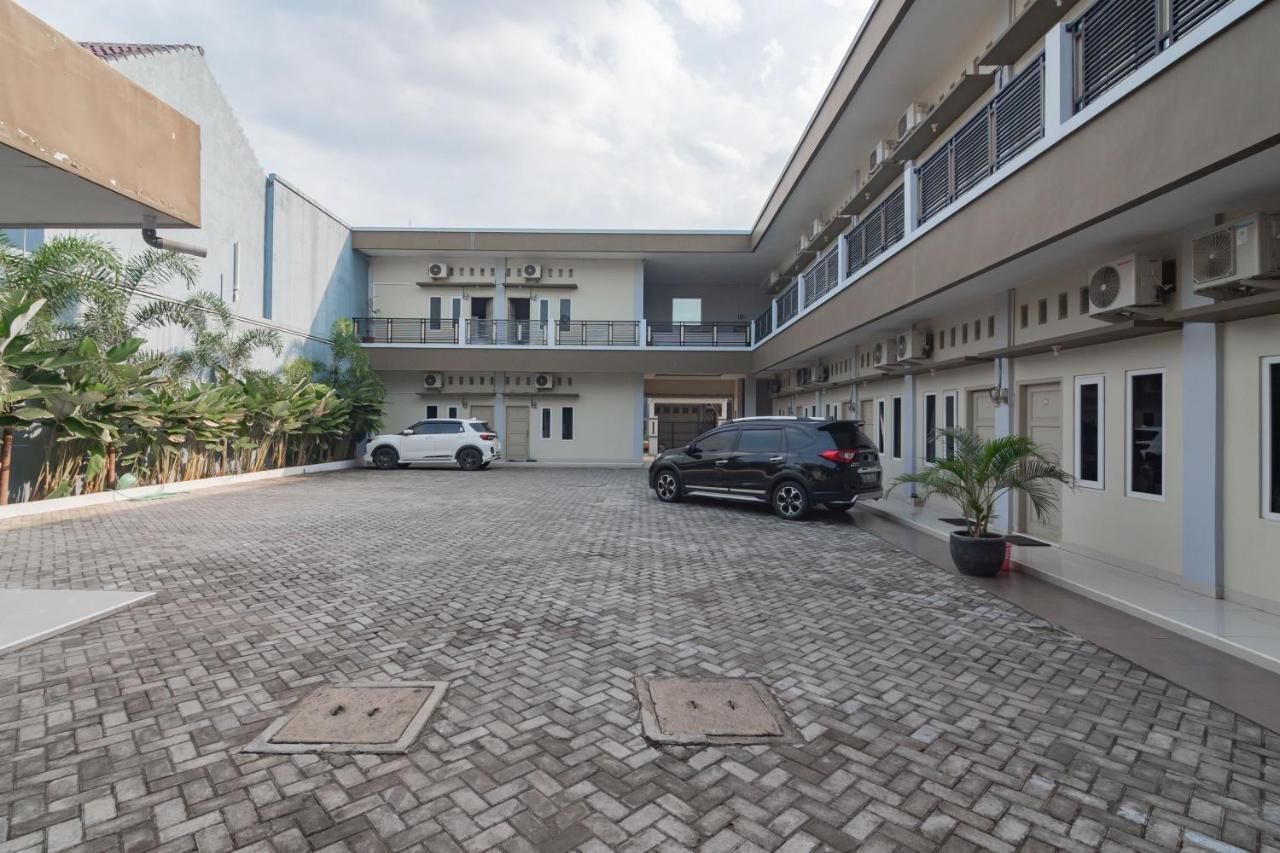 Reddoorz Plus Syariah @ Tuparev Cirebon 3 Dış mekan fotoğraf