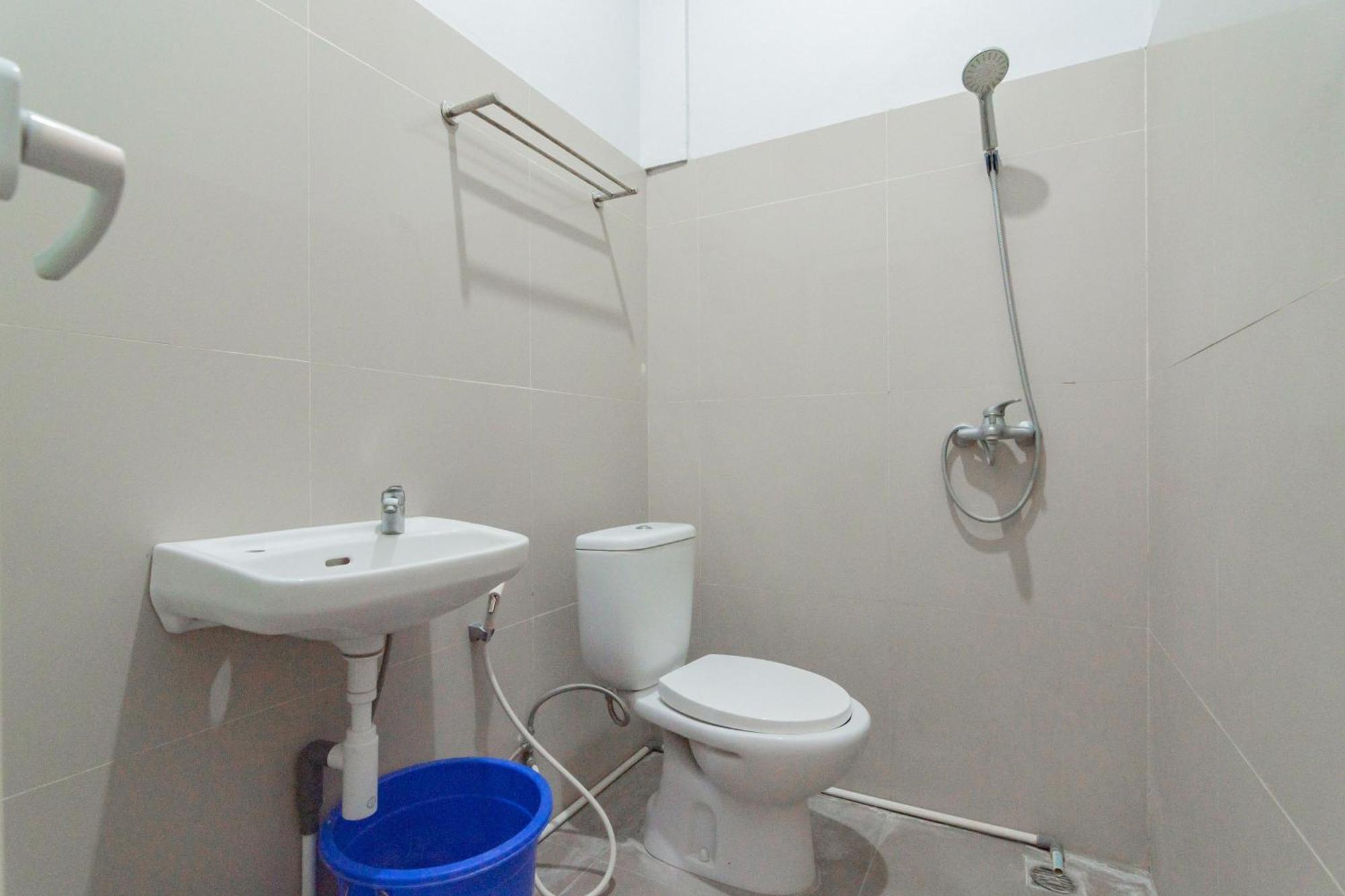 Reddoorz Plus Syariah @ Tuparev Cirebon 3 Oda fotoğraf
