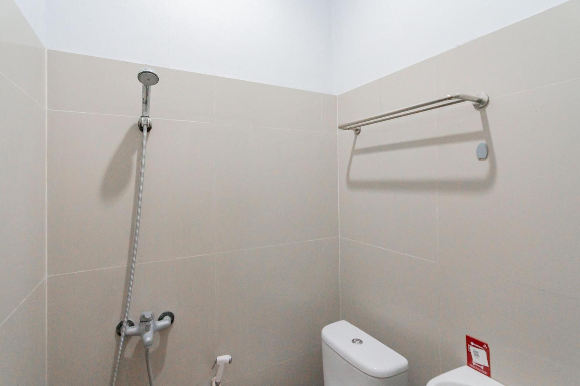 Reddoorz Plus Syariah @ Tuparev Cirebon 3 Oda fotoğraf